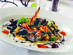 Черные лазаньетте с мясом краба и брокколи (Итальянская кухня).