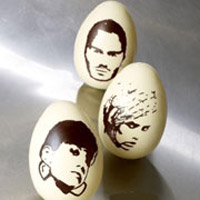 Шоколадные яйца с портретами знаменитостей.