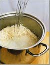 Взять стакан риса, залить его большим количеством холодной воды и очень тщательно промыть. 