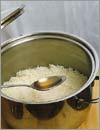 Когда рис готов, хорошенько смешать уксус, сахар и соль, открыть крышку и, энергично перемешивая рис, сбрызгивать его этой смесью.
