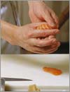 Большим и указательным пальцами придать суши более четкую прямоугольную форму.