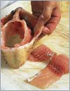 В результате у вас должны получиться отдельно рыбная мякоть и неповрежденные кожа, позвоночник и ребра. 