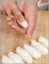 Для самого простого вида суши - нигири - надо сделать небольшие рисовые колбаски.