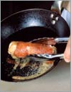 Поместить сковороду с обжаренной рыбой в предварительно разогретую духовку. 