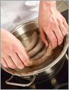 Опустить в кипящую воду сырые колбаски и варить на среднем огне около 20 мин.