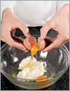 Измельчить выдавленный чеснок в пюре, добавить яйца, муку и сливки.