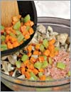 Нарезать морковь и сельдерей кубиками, обжаривать в разогретом растительном масле 4 мин.