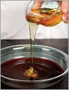 Красное сухое вино влить в небольшую миску. Добавить мед и тщательно размешать до однородной массы.