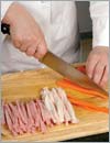 Нарезать морковь, ветчину и оставшийся шпик полосками шириной 0,5 см. 