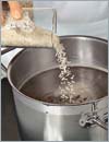 В кастрюле вскипятить воду, добавить 1 ч. л. растительного масла, немного соли и рис.