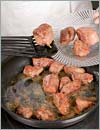 Обжаривать мясо 2 мин. при постоянном помешивании, переложить из сковороды на блюдо.