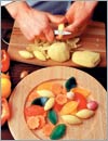 Морковь нарезать кружочками, картофель - бочонками.