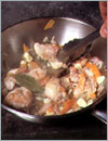 Добавить в сковороду к филе овощи, разрезанные на четвертинки шляпки шампиньонов и обжарить все вместе.