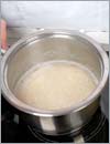 Рис тщательно промыть теплой водой, переложить в кастрюлю, влить 2 стакана воды, поставить на сильный огонь и довести до кипения.