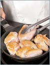 Куски цыпленка обжаривать по 4 мин. с каждой стороны, до образования золотистой корочки.