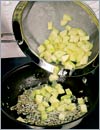 В сковороде разогреть растительное масло, быстро обжарить в нем чеснок и цуккини.