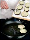 В сковороде разогреть растительное масло и обжаривать в нем кружки баклажана по 1 мин. с каждой стороны. 