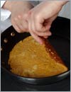 Яйца взбить с соевым соусом до состояния однородной массы, вылить на заранее разогретую сковороду и зажарить с двух сторон.