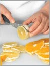 С апельсинов и лимонов снять цедру и нарезать их тонкими кружочками.