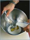 Пока котлеты подмораживаются 3-5 мин. в морозилке, нужно взять заготовленную емкость, разбить туда два яйца. Вылить молоко.