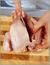 Разделать курицу - отделить ножки и грудку. 