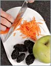 Морковь и яблоко очистить, нарезать очень тонкой соломкой.