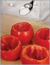 Присыпать внутренность помидоров небольшим количеством соли.