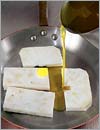 Пластины сельдерея выложить в сковороду, влить в нее 50 г растопленного сливочного масла.